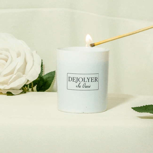 Mano encendiendo un perfume en Vela | Dejolyer imagen aspiracional Oasis de Inspiración