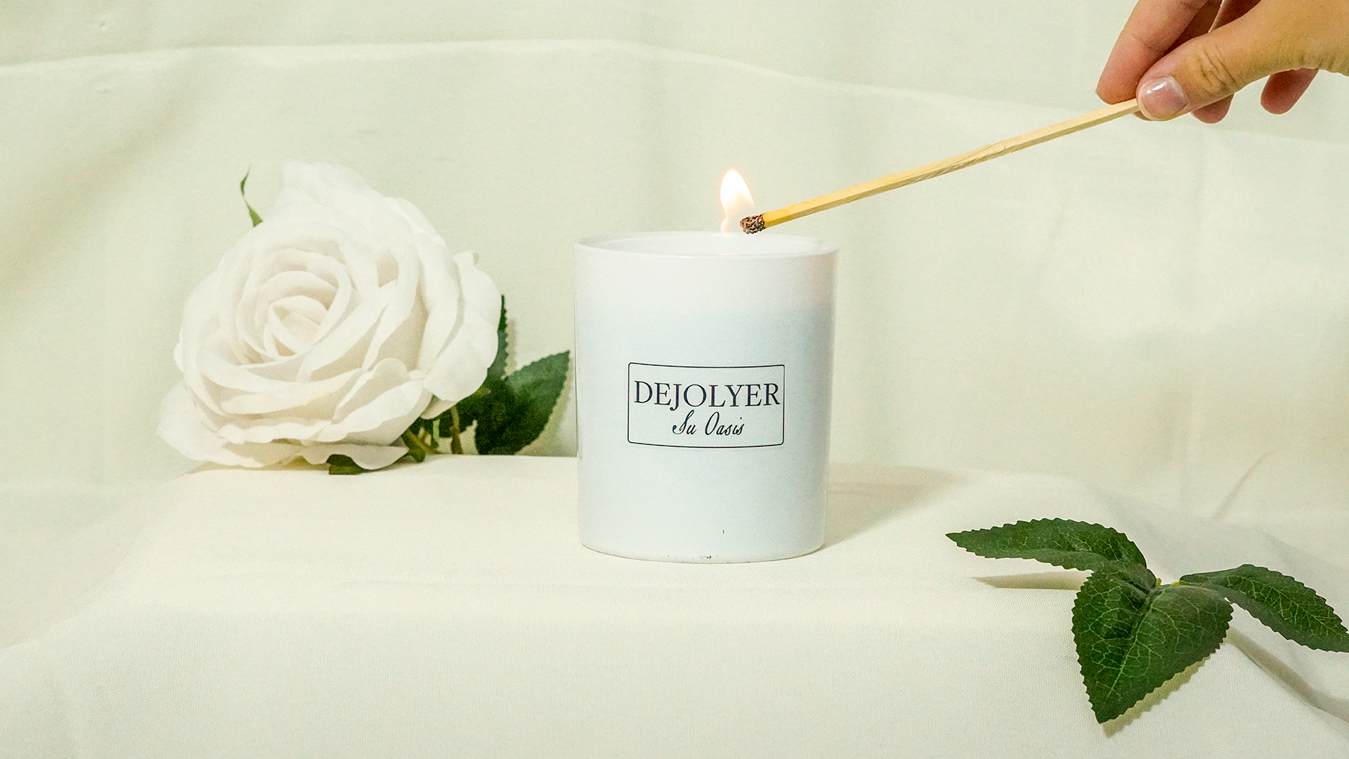 Mano encendiendo un perfume en Vela | Dejolyer imagen aspiracional Oasis de Inspiración